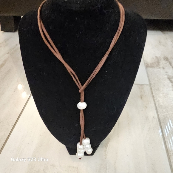 Set of necklace, bracelet, earrings, and ring in leather cord and pearls. - Picture 7 of 11